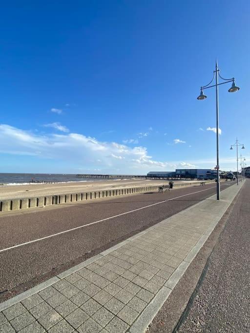 The Beach Suite - Top Floor With Easy Invest Lowestoft Exterior photo